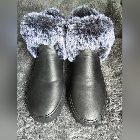 Beautiful, Ladies Faux Fur Trim LUGZ / Brand New/3 Colors Available. Size 8.5 - Picture 5 of 11